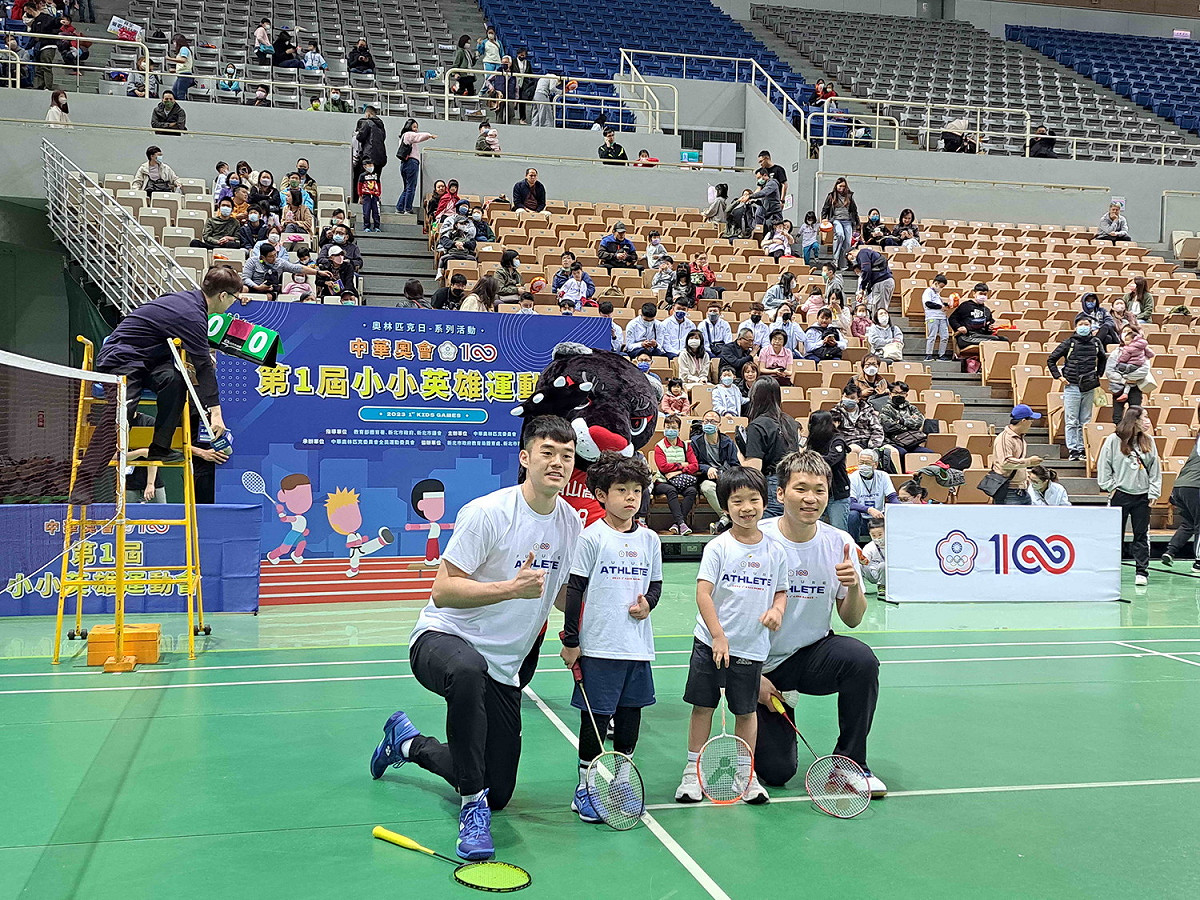 小小英雄運動會李洋、王齊麟與小選手進行示範賽。 圖：新北市體育處/提供