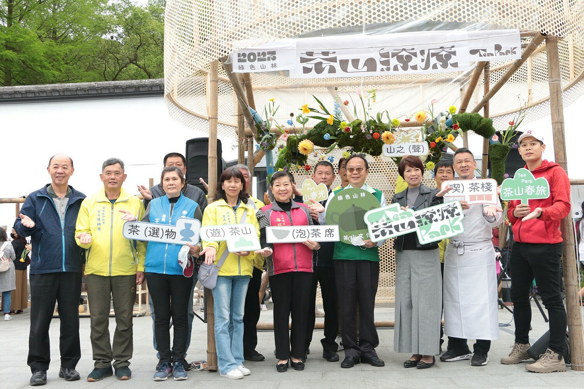 文化局局長龔雅雯與現場貴賓合影。 圖：新北市文化局提供