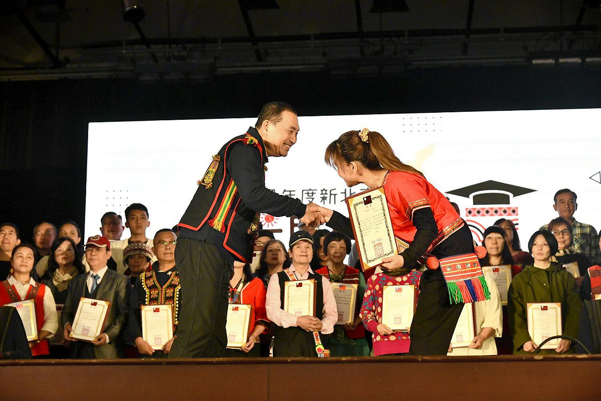 市長侯友宜以部落大學校身分頒發獎狀、聘書給所有全勤學員與講師。 圖：新北市原民局/提供