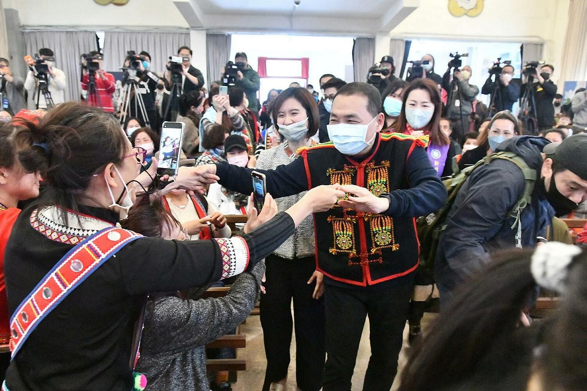 新北市長侯友宜今(8)日出席部落大學開學典禮時被問到何時規劃訪問美國，他說，新北市政持續與各國交流，目前仍以市政優先。 圖：新北市原民局/提供