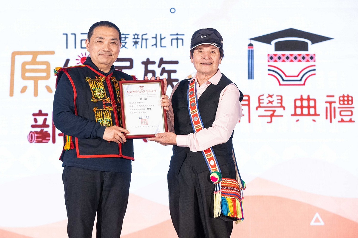 侯友宜頒發評鑑績優班級–張廣安老師代表受獎。 圖：新北市原民局/提供