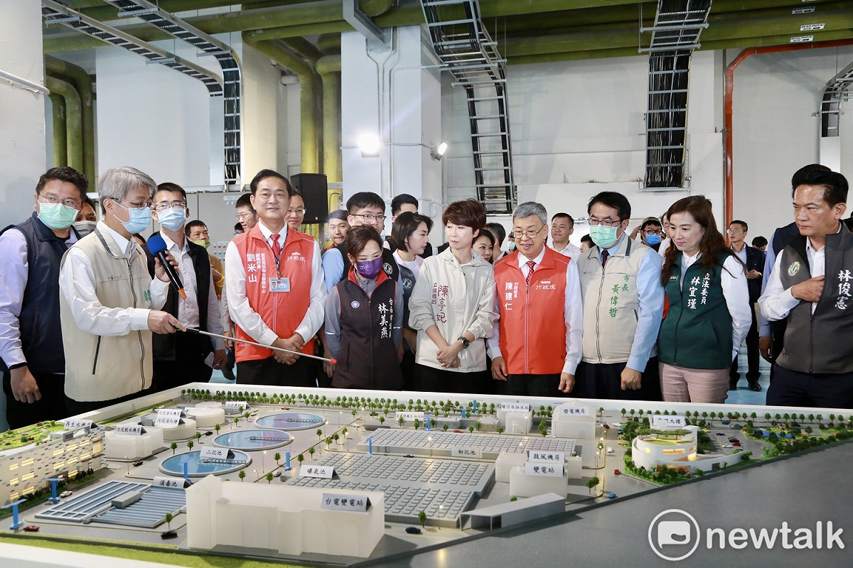 行政院長陳建仁視察「安平再生水廠」，由台南市長黃偉哲、行政院秘書長李孟諺、政務委員羅秉成、內政部政次花敬群、水利署長賴建信、營建署長吳欣修、立委林宜瑾、陳亭妃、林俊憲、台南市議長邱莉莉等人陪同關心。 圖：台南市政府/提供