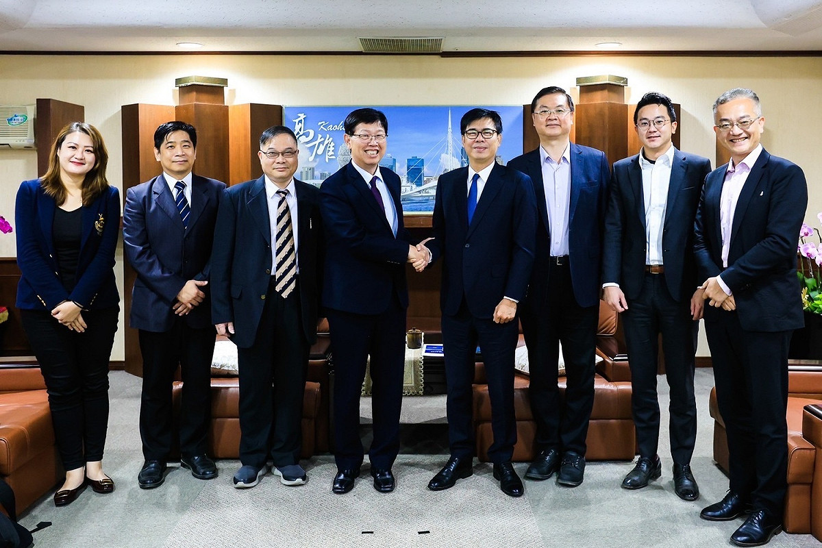 鴻海集團董事長劉揚偉(左4)今年3月率團隊拜會陳其邁(右4)與市府團隊。 圖：高雄市政府提供