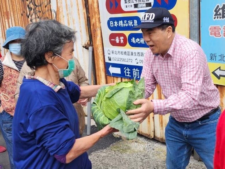 新北市議員周勝考 (右)有鑑於近日高麗菜產地價格下跌，發起捐發票換高麗菜，助菜農兼作公益。 圖：周勝考服務處提供