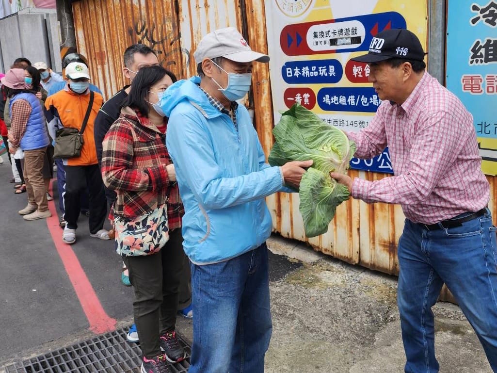 新北市議員周勝考與愛妮雅化妝品集團、布袋鎮振寮宮弘振慈善會一起發動挺農友活動，愛妮雅今再加碼採購6000斤高麗菜換贈，民眾大排長龍。 圖：周勝考服務處提供