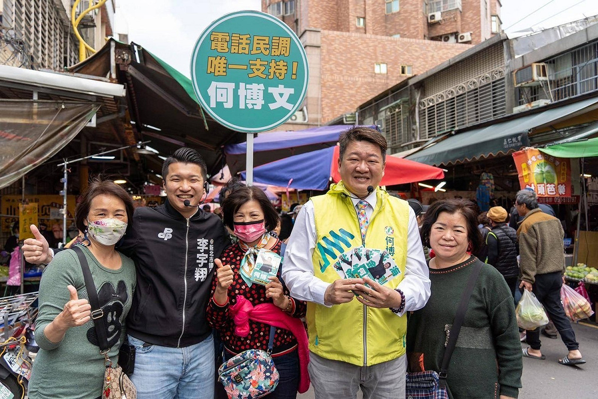何博文（右一）、李宇翔（左二）師徒，今天合體進擊新北泰林區，籲請各界在民進黨立委初選「電話民調唯一支持」。 圖：何博文服務處提供