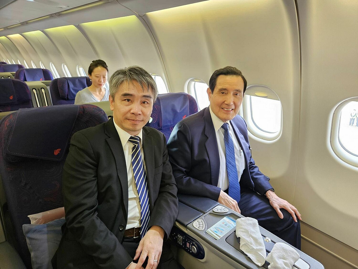 政大法律系副教授廖元豪（左）隨前總統馬英九（右）訪中。 圖：翻攝自廖元豪臉書