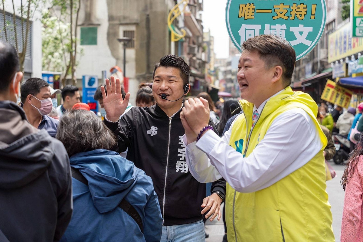 何博文（右一）、李宇翔（右二）師徒，今天合體在新北泰林區市場拜票。 圖：何博文服務處提供