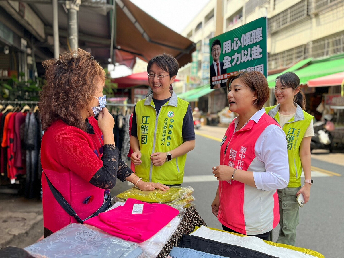 江肇國由市議員陳雅惠陪同到大智市場拜票。 江肇國/提供