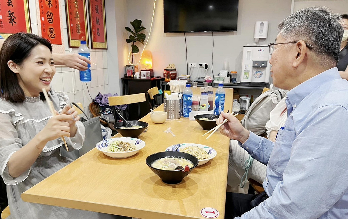 徐巧芯PO與柯文哲吃涼麵照 圖:徐巧芯臉書