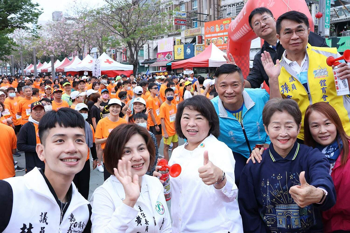 市長黃敏惠及多名市議員一起為路跑參賽者加油。 圖：嘉義市政府/提供