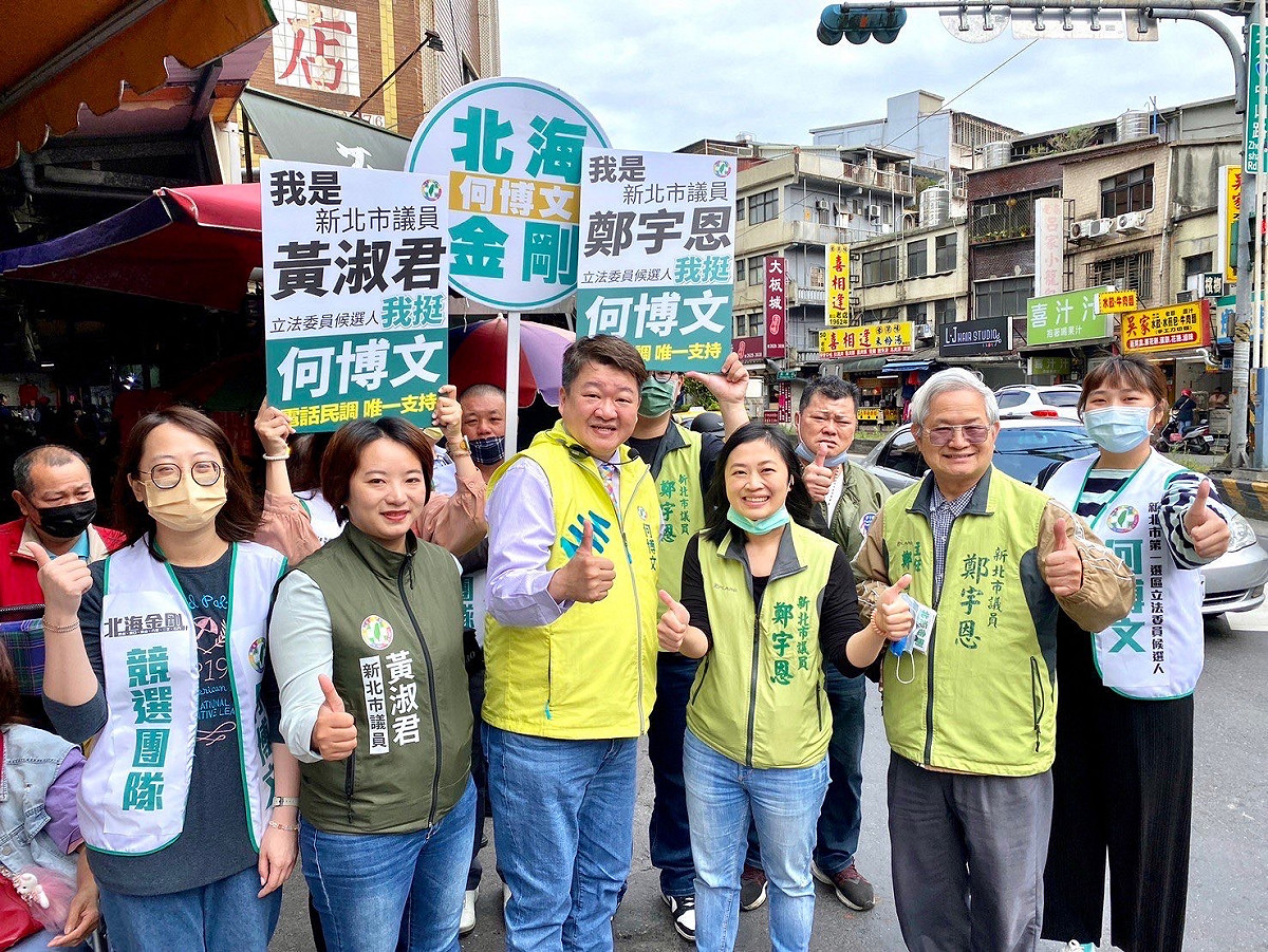 民進黨新北市第1選區立委候選人何博文（左三）上午在民進黨新北市黨團總召鄭宇恩（右三），以及新北市議員黃淑君（左二）陪同下，前進淡水清水街市場拜票， 圖：何博文服務處提供
