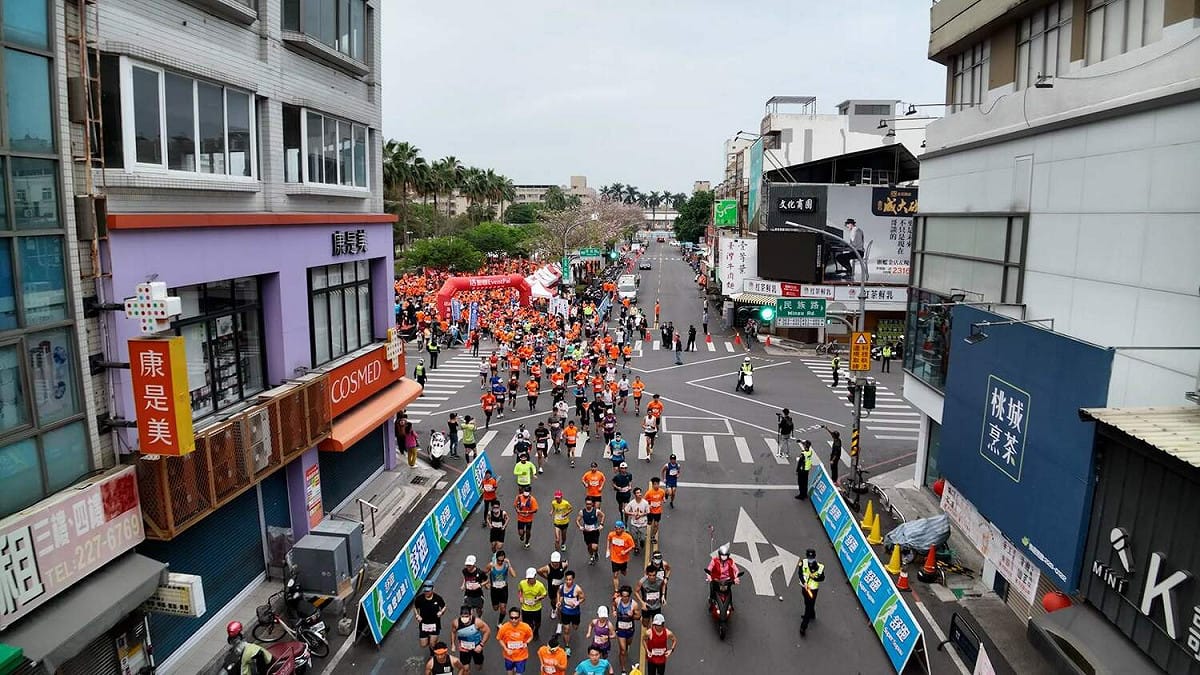 參加火雞肉飯名店探索路跑的參賽者，從文化路文化公園出發。 圖：聯網國際資訊股份有限公司/提供