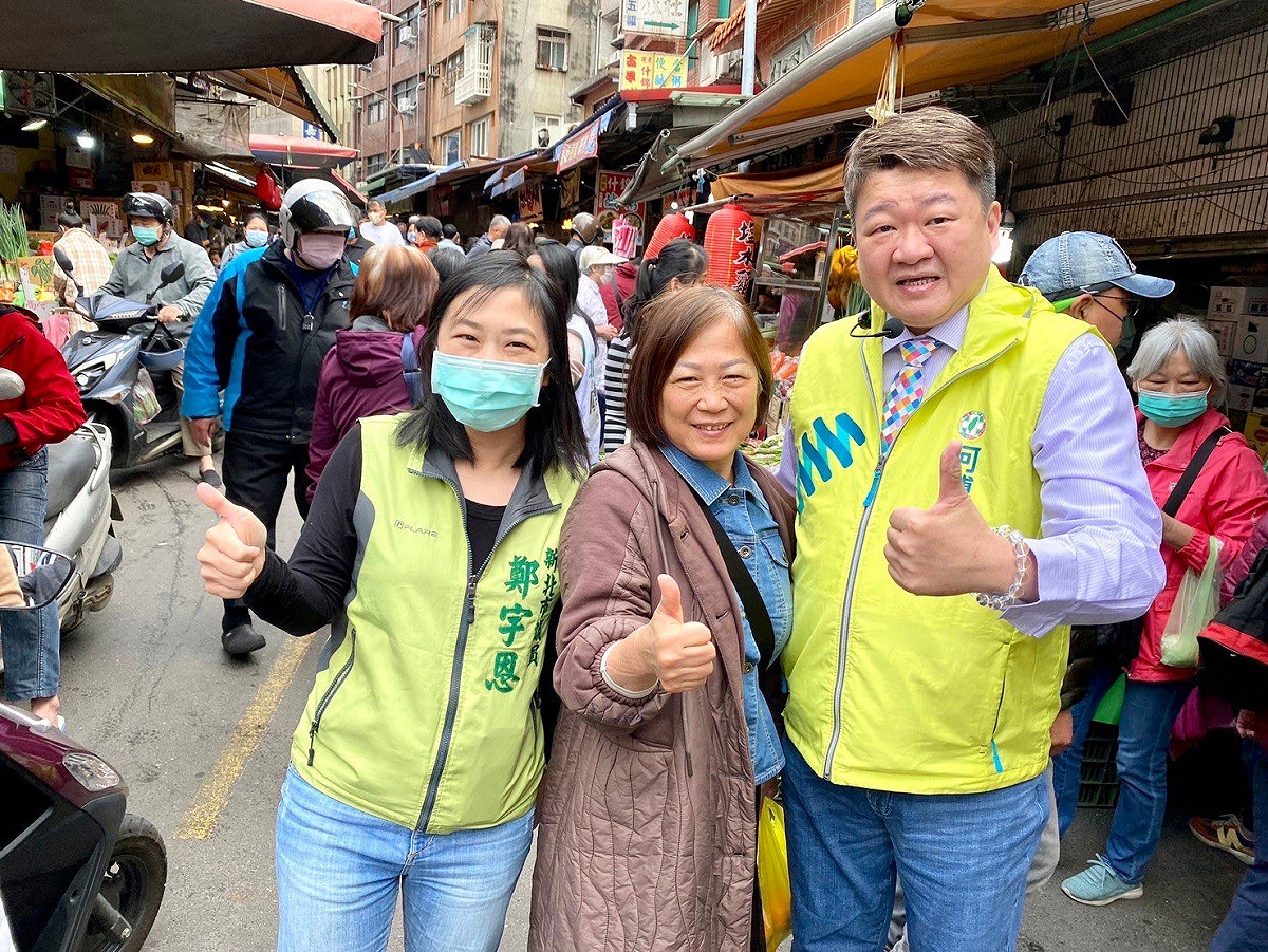 何博文（右）上午在民進黨新北市黨團總召鄭宇恩（左）陪同下，到淡水清水街市場拜票。 圖：何博文服務處提供