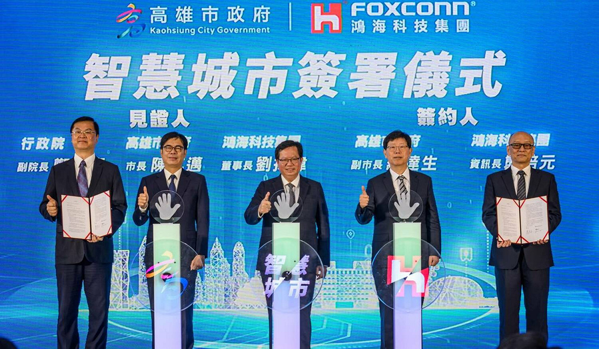 鄭文燦(中)、陳其邁(左二)、劉揚偉(右二)見證鴻海與高市府簽署投資意向書。 圖：高雄市經發局/提供