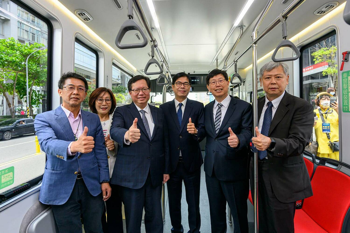鄭文燦(左三)、陳其邁(右三)、劉揚偉(右二)試乘電動巴士Model T。 圖：高雄市經發局/提供