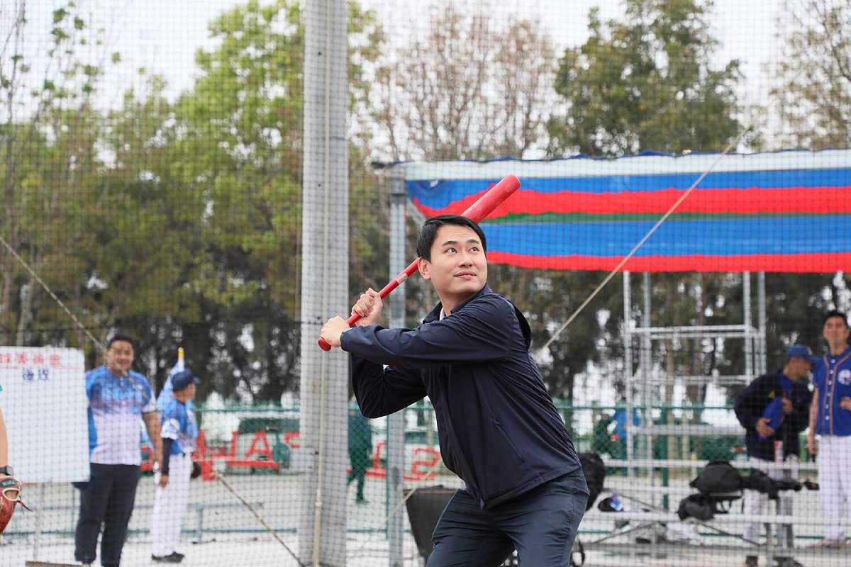嘉義縣山區立委參選人陳冠廷為壘球賽選手加油，自己也上場小試身手。 圖：嘉義縣政府/提供