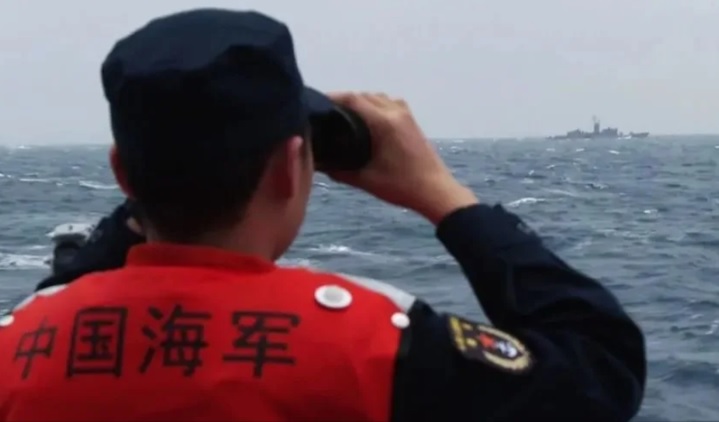 解放軍公布新照，稱「徐州艦」在台灣以東海域目視宜陽艦 圖:央視