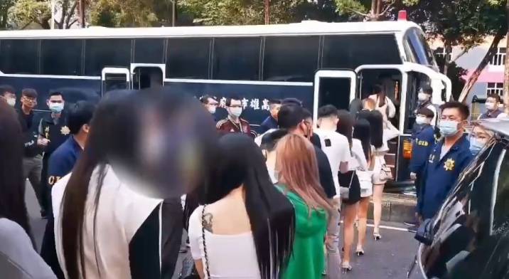 檢警大動作搜索大帝國舞廳，34名女服務生被帶回驗尿。 圖：高雄市刑大/提供