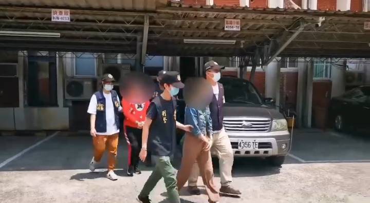 二名舞廳大班涉嫌販賣被帶走偵訊。 圖：高雄市刑大/提供