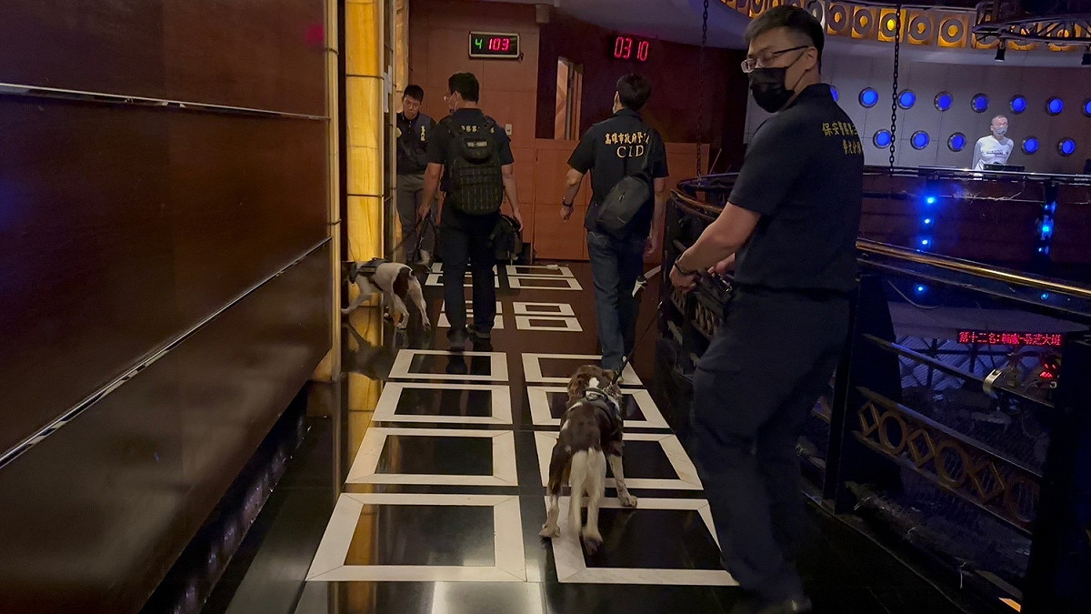 警方凌晨搜索大帝國。 圖：高雄市刑大/提供