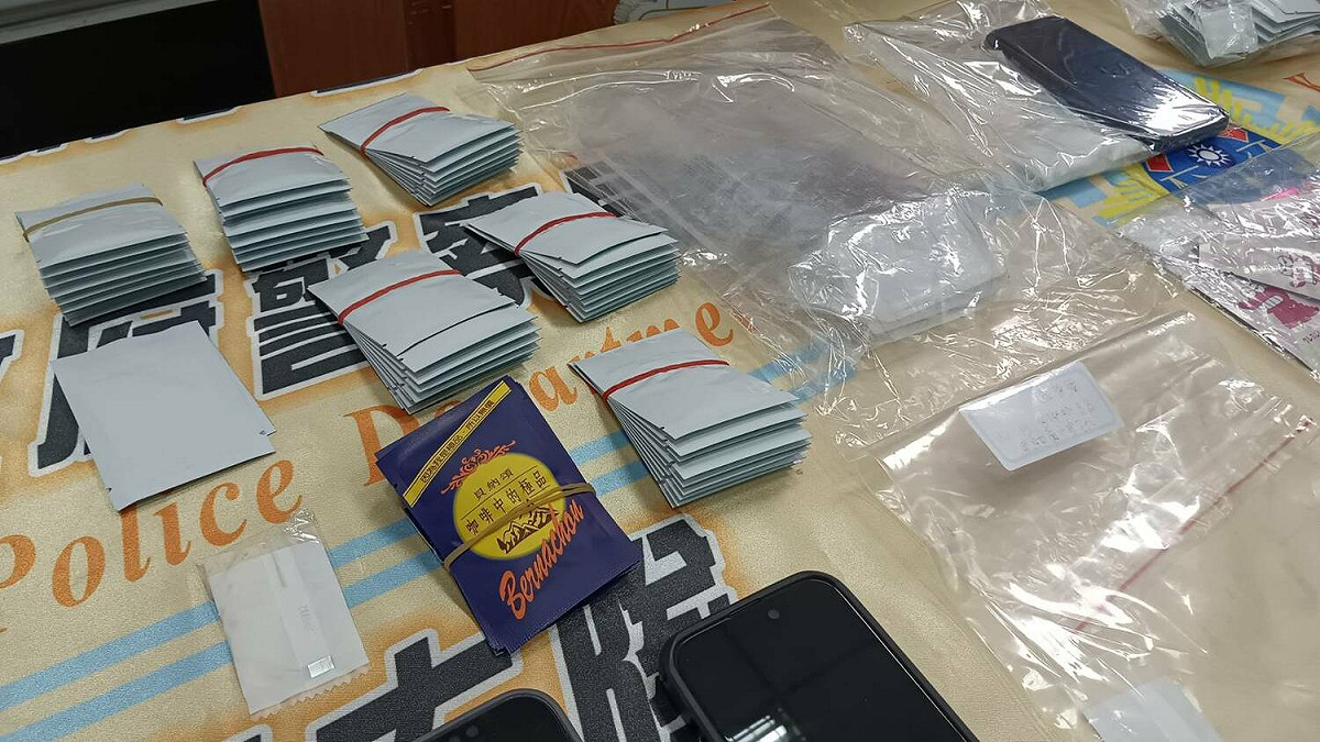 現場查扣愷他命、毒咖啡包等物證。 圖：高雄市刑大/提供