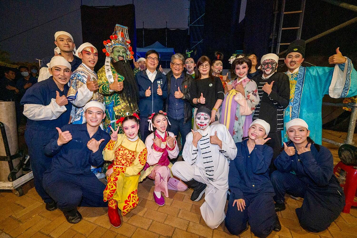 紙風車劇團在高雄文化中心圓形廣場演出《哪吒鬧龍宮》。 圖：高雄市文化局/提供