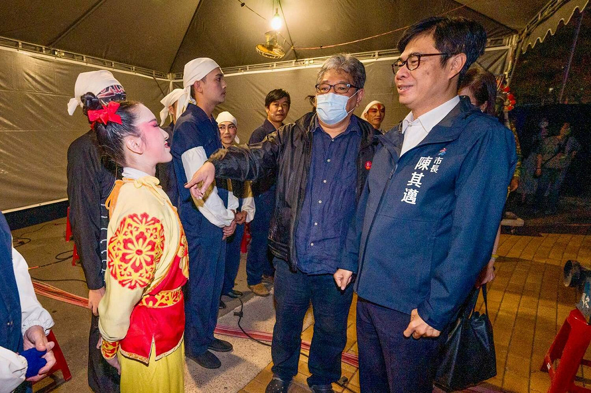 陳其邁(右一)開演前到後台探班。 圖：高雄市文化局/提供