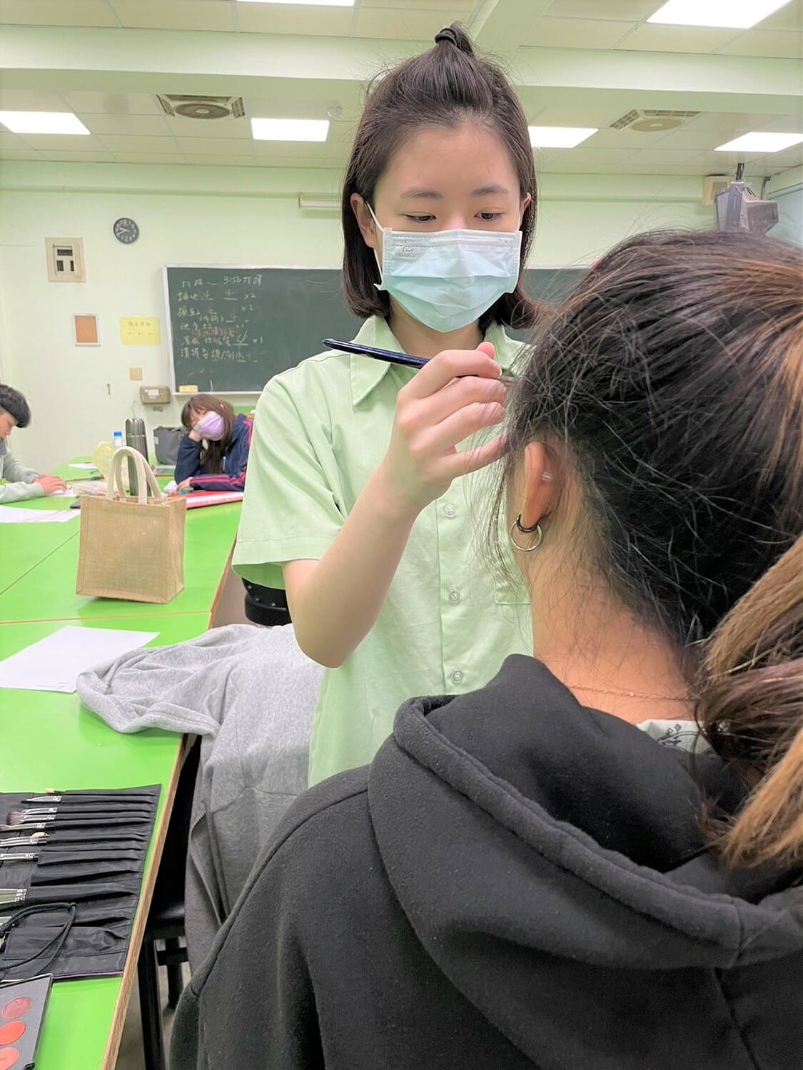 醒吾高中邱怡璇表示，將獎學金用於家庭支出開銷和學費，大大減輕家庭負擔，可更無後顧之憂專注於生涯發展。 圖：新北市教育局提供