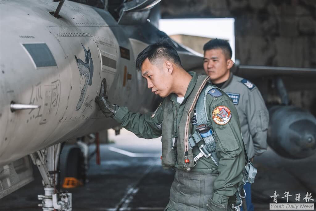空軍認為小熊維尼臂章內容純屬莞爾一笑，有助激勵執勤士氣，也就准許飛官配掛，並加以發布。 圖：軍聞社提供