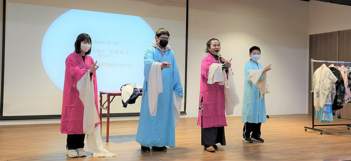 國中京劇藝術巡迴講座-青山國中小學生體驗水袖。 圖：新北市教育局提供