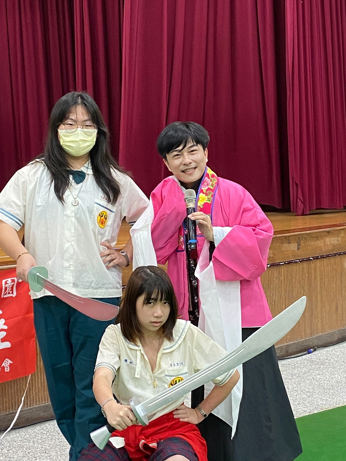 國中京劇藝術巡迴講座-二重國中學生體驗京劇身段之美。 圖：新北市教育局提供