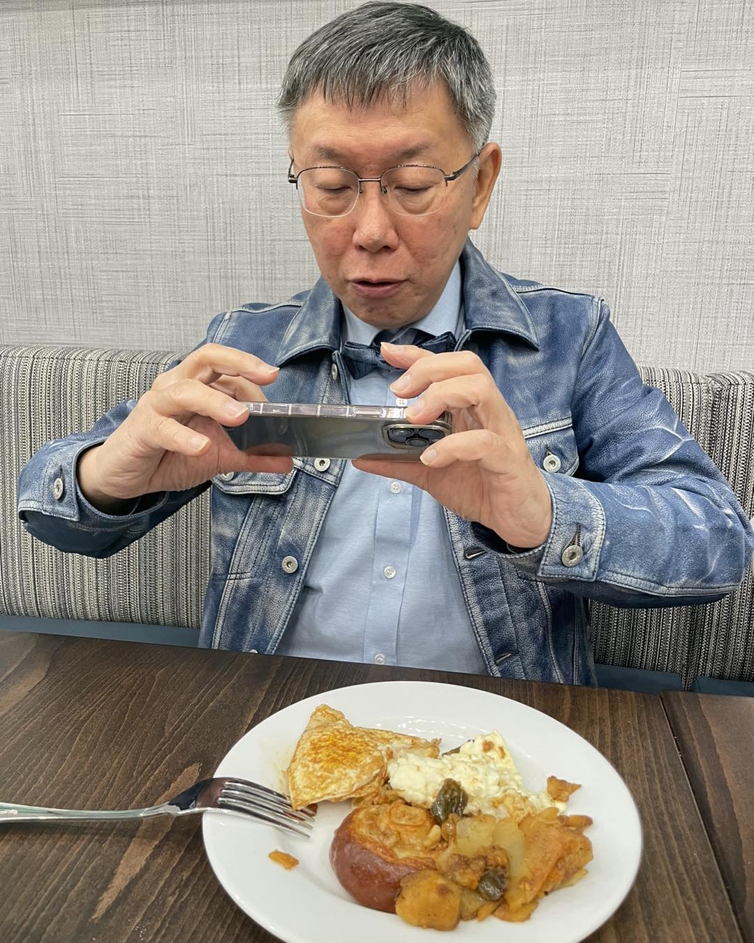 柯文哲秀出美國的第一餐，直呼看到荷包蛋「非常感動」。 圖：取自柯文哲臉書