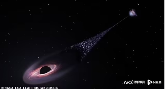 這個黑洞重量相當於 2,000 萬個太陽，在其身後留下了一連串的恆星，長度為 20 萬光年，是銀河系直徑的兩倍。 圖 : 翻攝自NASA