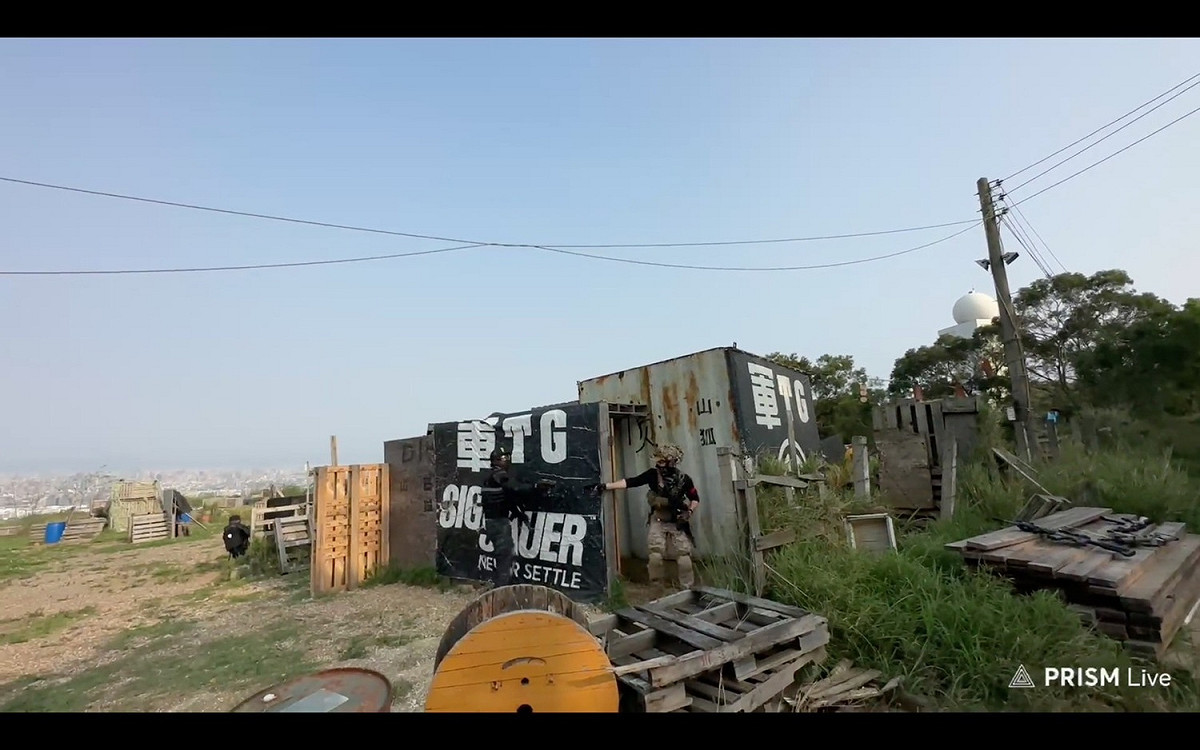 殺梗拿完空投的手槍即被躲在角落的對手擊殺。 圖：翻攝自狂暴西南Twitch頻道
