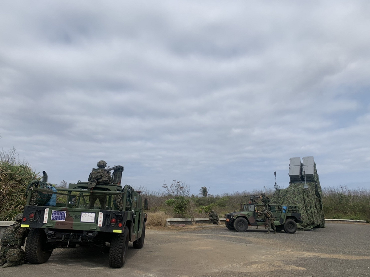 海軍陸戰隊官兵戒護海鋒飛彈部隊進入陣地。 圖：海軍司令部提供