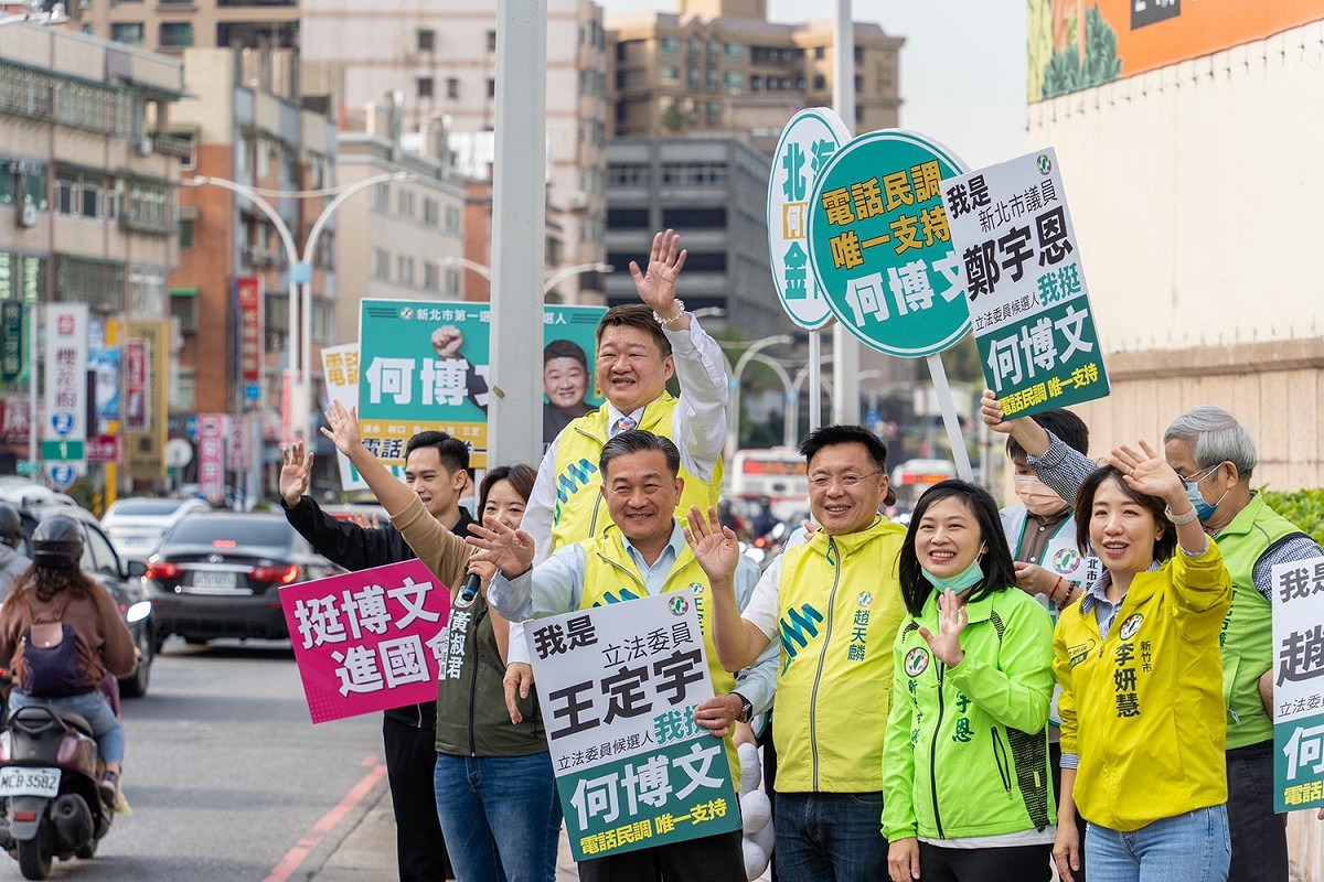 民進黨湧言會立委、議員偕淡水區議員鄭宇恩（右二）在竹圍捷運站外拜票，力挺何博文（左三）。 圖：何博文服務團隊提供