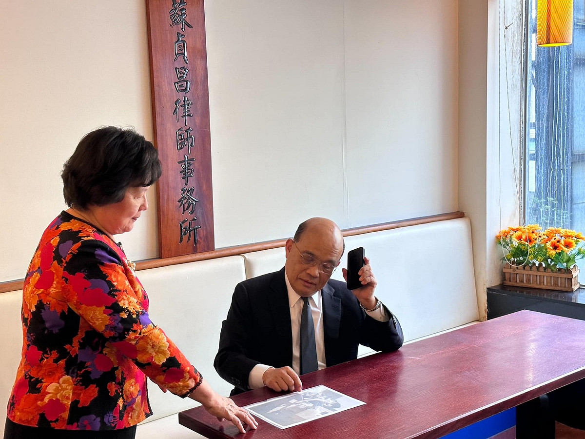 蘇貞昌律師事務所內的黑色室內有線電話機被手機所取代。 圖：擷自蘇巧慧臉書