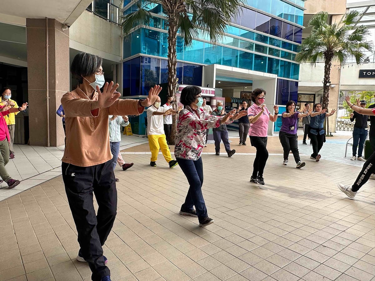 MALL WALKING不受天氣及場地的限制，也要簡便的醫療支援，對於長輩來說是一個非常友善的活動空間。 圖：林口區公所提供