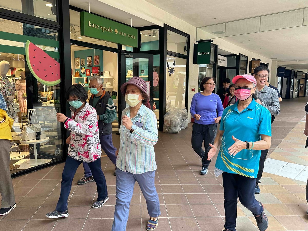 長輩可以透過參加健走活動認識新朋友，擴大交友圈，讓生活更圓滿。 圖：林口區公所提供