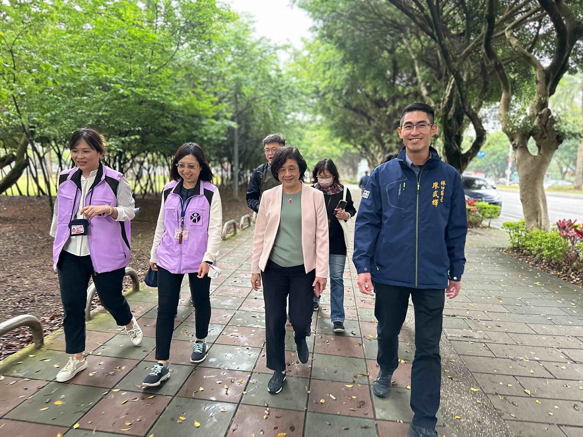 新北市衛生局今年推出「健康大步走」，新北市衛生局長陳潤秋(右二)日前也特別親自到林口和廖武輝區長(右一)體驗林口的健走路線，鼓勵市民朋友們將運動變成喜歡的事情。 圖：林口區公所提供