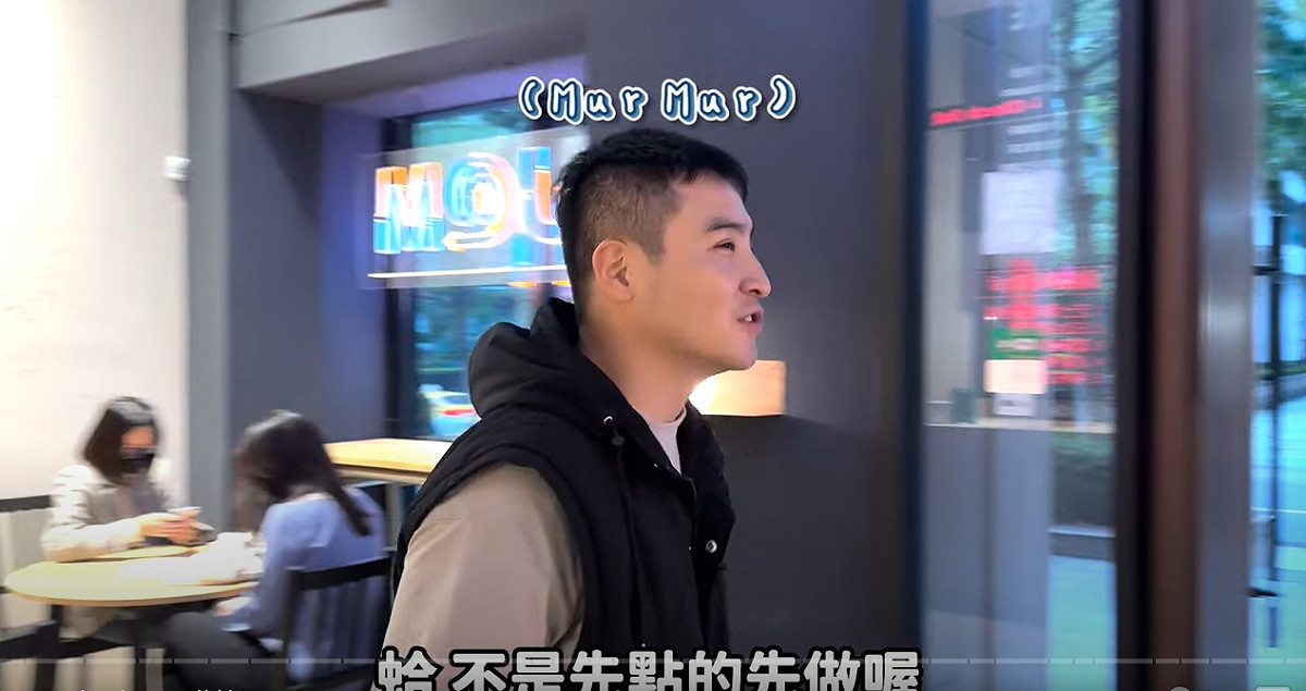 谷阿莫等待飲料製作卻嘀咕道「不是先點先做喔？」 圖：翻攝自谷阿莫YouTube