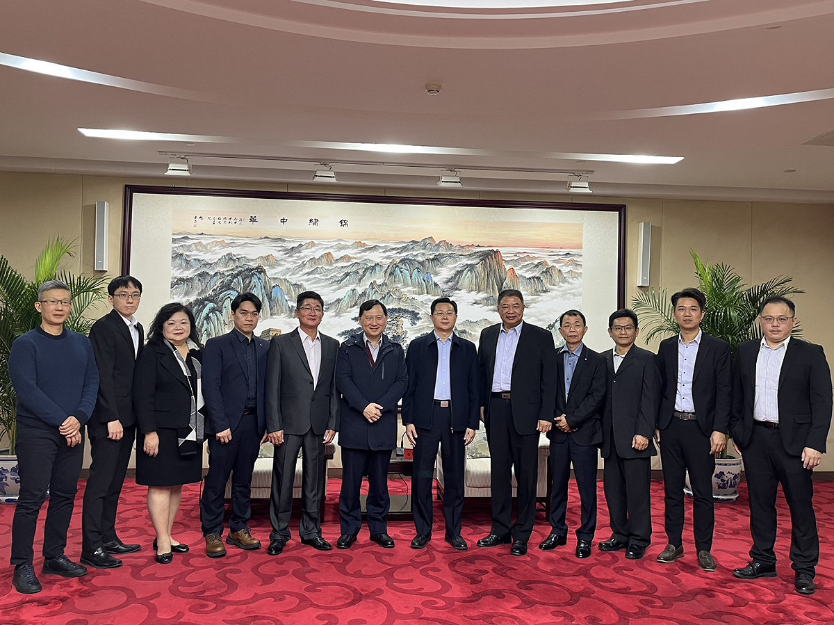 台東縣政府3月22日率產官學三方前往中國，向國台辦副主任潘賢掌、農業部、海關總署等單位說明台東鳳梨釋迦有害生物防治的標準化流程。 圖：取自台東縣政府官網