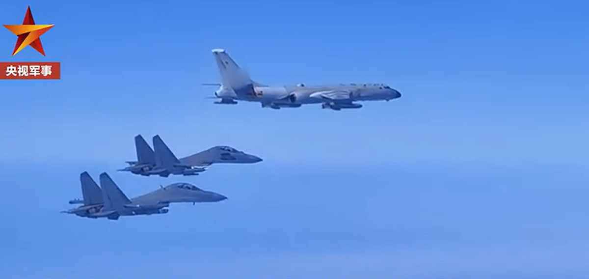 中共解放軍此次環台軍演，出動多架「掛載實彈」轟-6K戰機。 圖: 擷取自中國《央視軍事新聞》