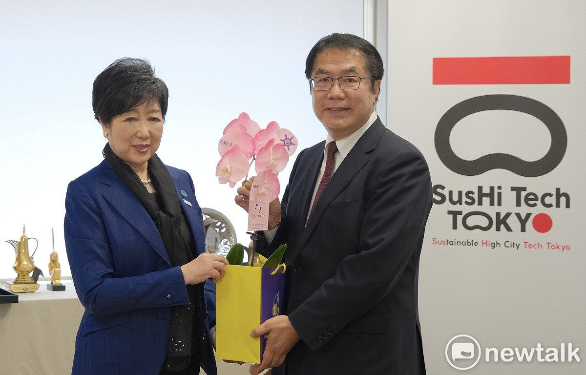 黃偉哲致贈印有東京都市徽的蘭花給小池知事，並邀請小池知事參與預定明年在台南舉辦之台灣燈會、台南400及國際蘭展等盛會，期盼台日兩國的羈絆，能夠在前人的基礎上，長久永存。 圖：台南市政府提供