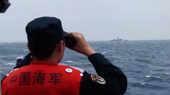 中共舉行聯合利劍環台軍演，解放軍艦與我海軍在海上對峙。 圖 : 翻攝自第一軍情