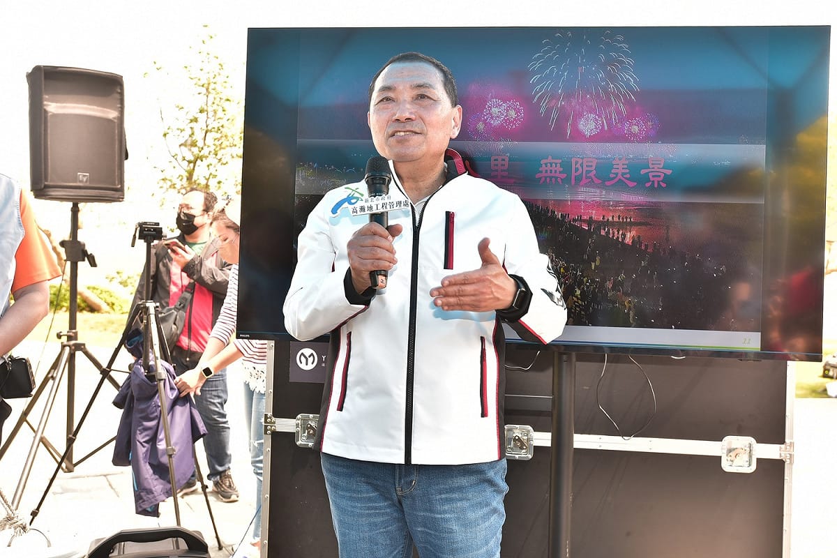 侯友宜強調，市府團隊規劃了漫步廣場，讓八里左岸的休閒環境更豐富、多元好玩。 圖：新北市高灘處提供