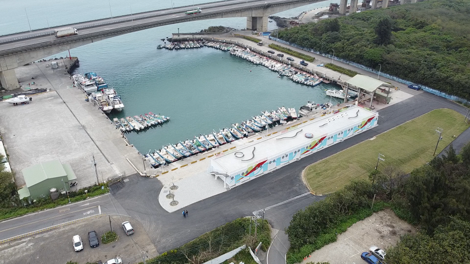 下罟子漁港漁具倉庫及浮動碼頭空拍全景，改善港區鋪面串聯自行車道。 圖：新北市漁業處提供
