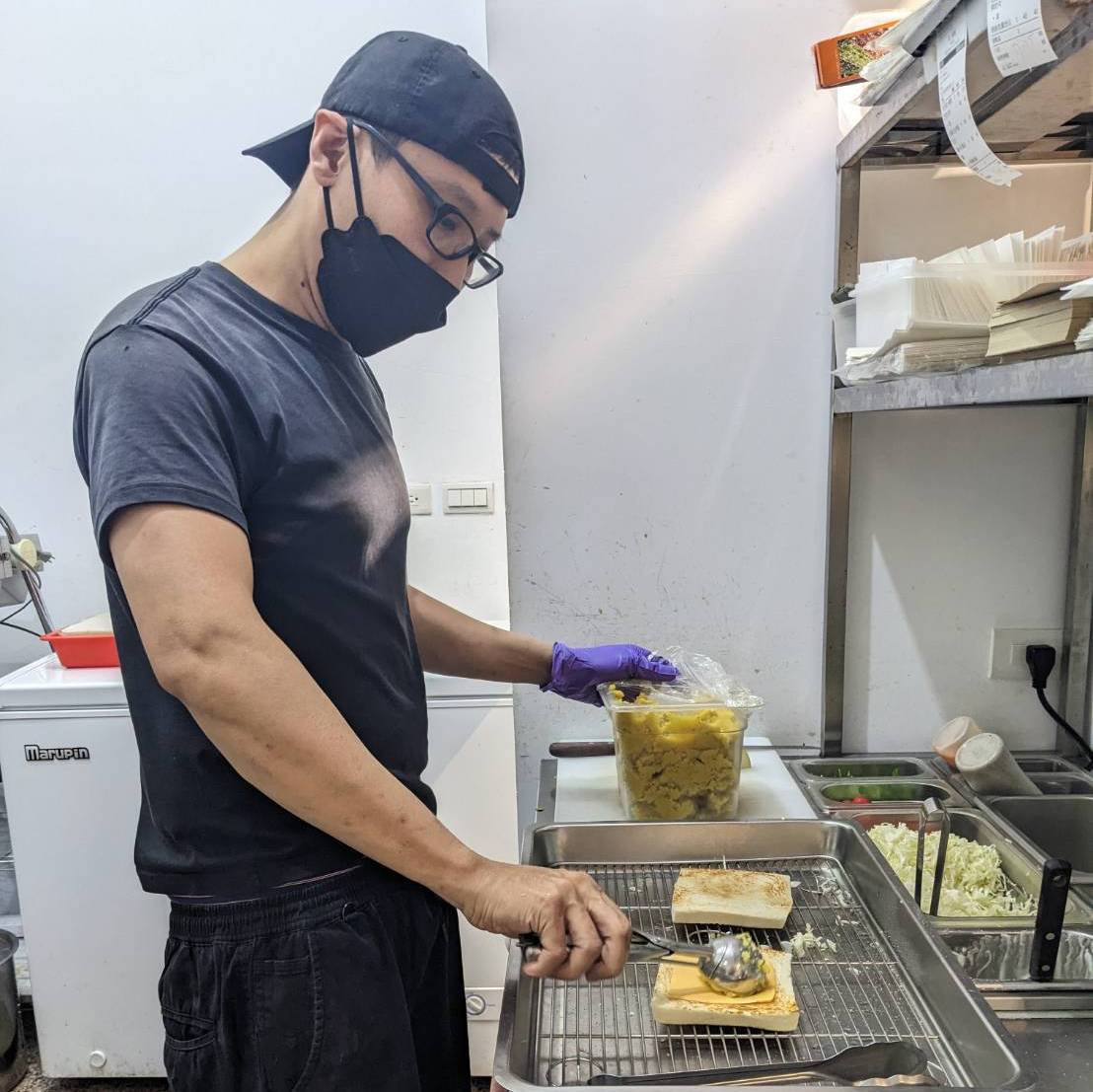 阿南用心專注為顧客製作美味的餐點。 圖：新北市勞工局提供