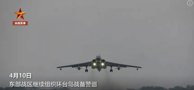解放軍派出多批多架「掛載實彈」的轟-6K 戰機對「台島重要目標」模擬打擊。 圖 : 翻攝自央視軍事